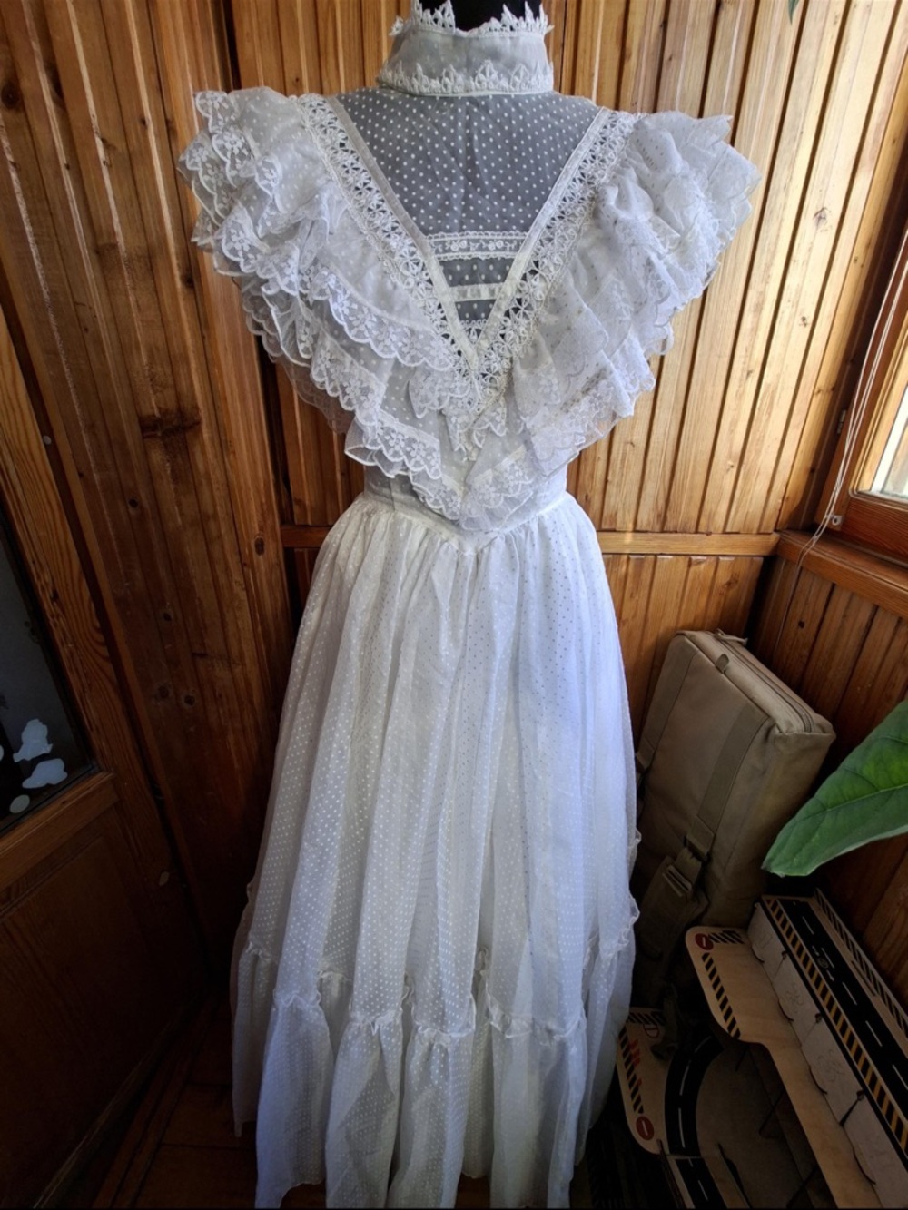 Gunne Sax Cream and White Lace Ruffled Dress